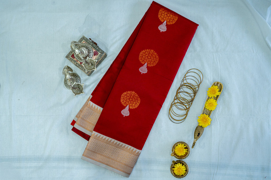 NAVILU Ayodya Kota Silk – Red with Cream Copper Zari