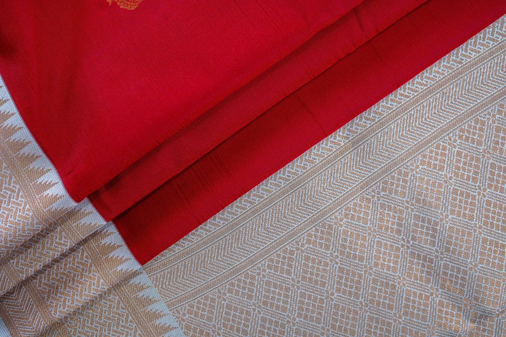 NAVILU Ayodya Kota Silk – Red with Cream Copper Zari