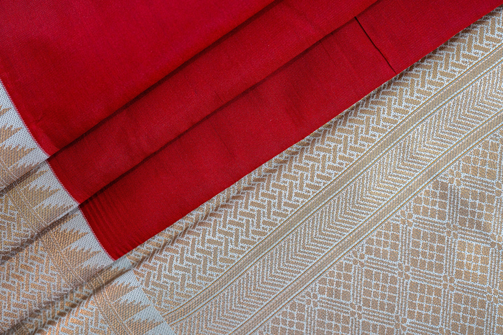 NAVILU Ayodya Kota Silk – Red with Cream Copper Zari